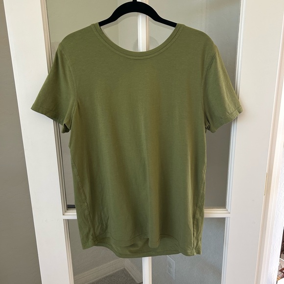 LULULEMON ATHLETICA Back in Action Tee in Olive Green - Picture 2 of 5